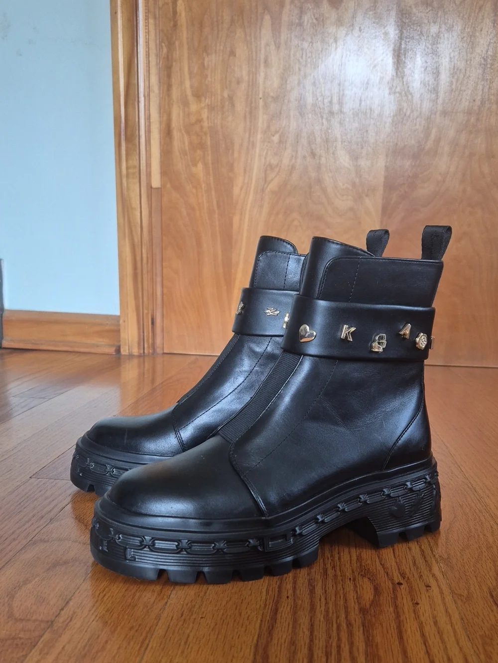NWOT KARL LAGERFELD Women's Latisha Lug Sole Chelsea Boot With Pins,size 7 NWOB